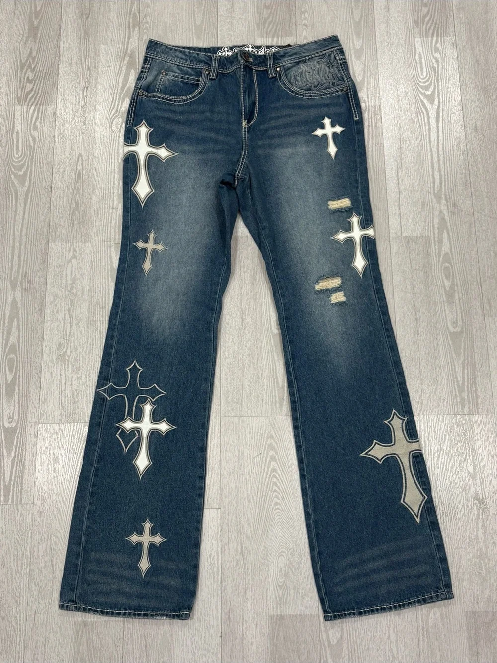 Defender Gothic Cross Applique Y2K Denim Jeans (Medium Wash / Distressed)